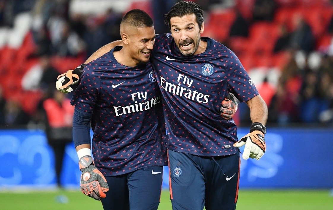 U22国足力克韩国U22，球迷在球员谢场时高喊“雄起”（U22国足击败韩国U22，谢场时球迷高呼“雄起”）